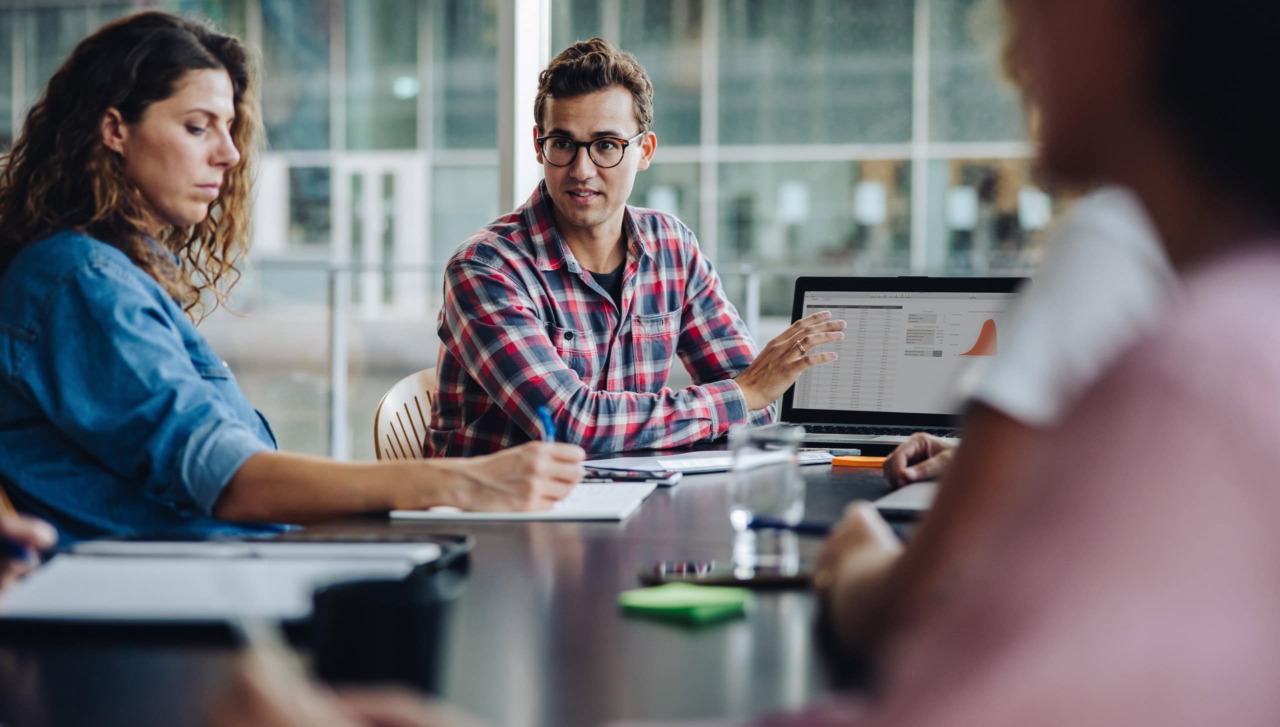 4682693017669 business professional presenting his ideas in meeting (1)